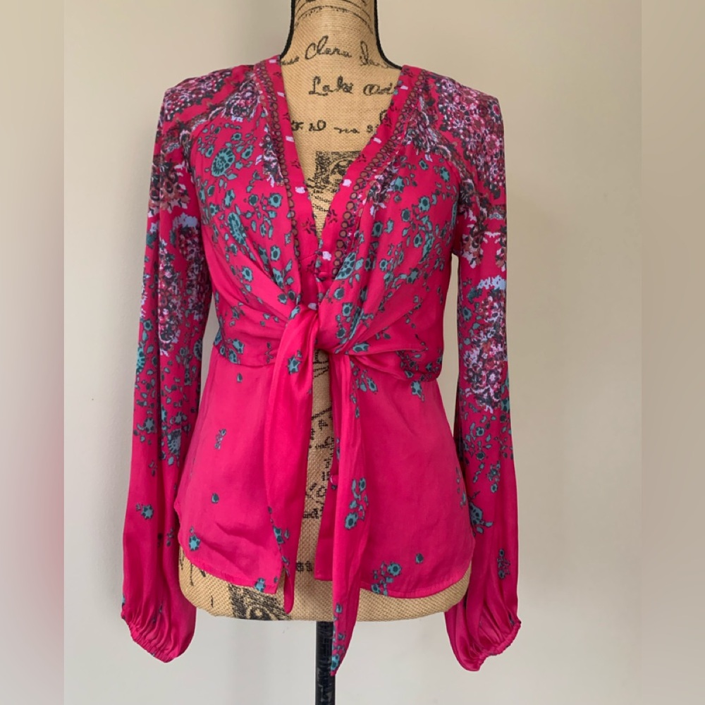 FREE PEOPLE ladies size XS poly Run Free Blouse in Pink Combo color LNWOT